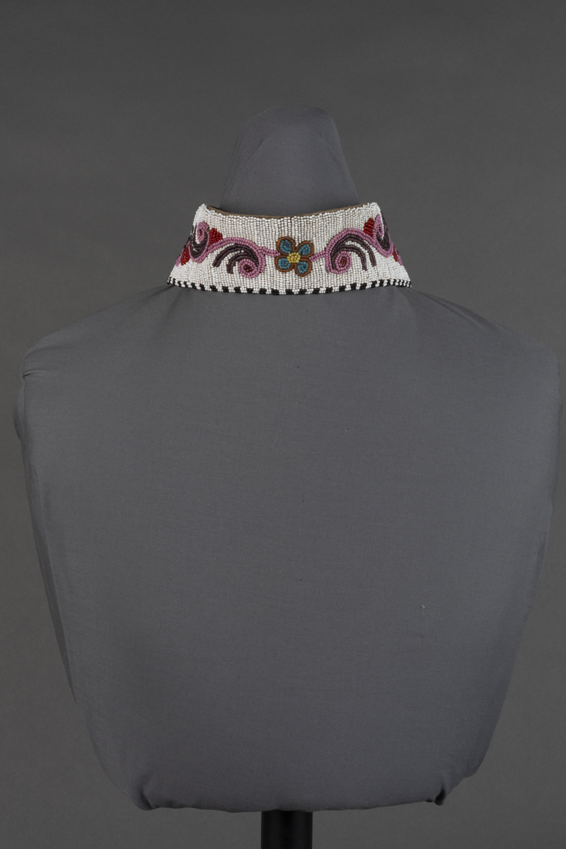 Collar with tie